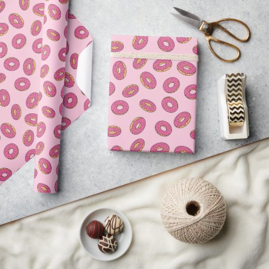 Pink Sprinkle Donut Muster Geschenkpapier (Kunsthandwerk)