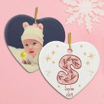 Pink Star Golden Accent Pattern Keramik Ornament<br><div class="desc">Feiern Sie die Freude an den ersten Weihnachten Ihres kleinen Mädchens mit diesem bezaubernden rosa Sternschmuck, schön mit goldenen Akzenten verziert. Das skurrile Design strahlt Wärme und Charme aus, perfekt, um ein herzliches Ambiente zu schaffen. Personalisieren Sie es mit ihrem Namen und dem Jahr, um diesen besondere Anlass zu gedenken....</div>