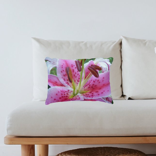 Pink Stargazer Lily Floral Zierkissen (In Situ Sofa)