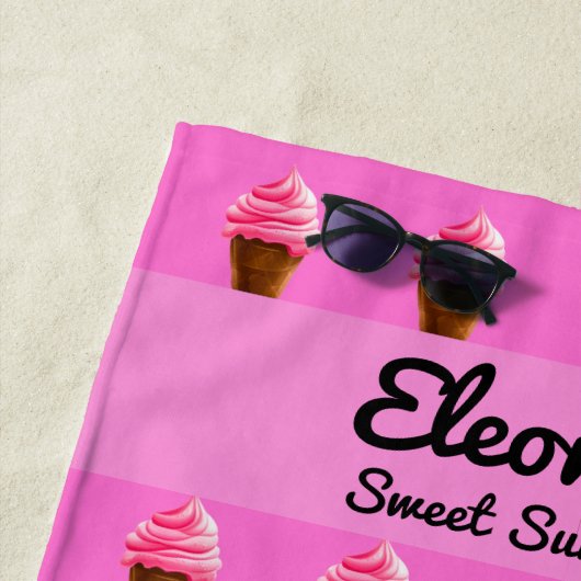 Pink Strawberry and Chocolate Ice Cream Pattern Strandtuch (Beispiel)