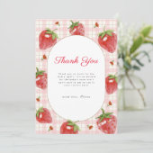 Pink Strawberry Berry Sweet Gingham Baby Dusche Dankeskarte (Stehend Vorderseite)