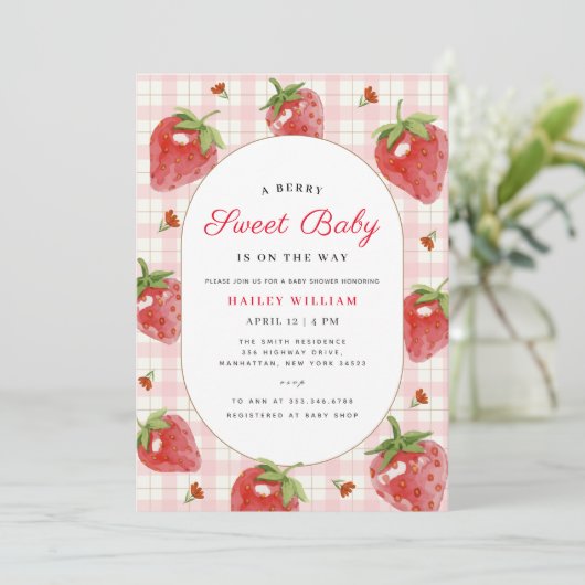 Pink Strawberry Berry Sweet Gingham Baby Dusche Einladung (Stehend Vorderseite)