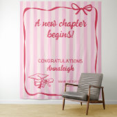 Pink Stripes Bow A New Chapter Graduation Wandteppich (Beispiel)