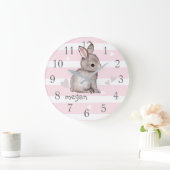 Pink Stripes Grey Bunny Nursery Wall Clock Große Wanduhr (Zuhause)