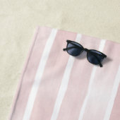 Pink Stripes Watercolor Parkplatz Name auf Strandtuch (Beispiel)