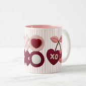 Pink Stripes XOXO Cherry  Zweifarbige Tasse (VorderseiteRechts)