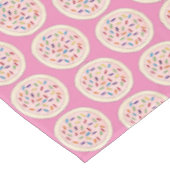 Pink Sugar Cookie Sprinkles Erdbeeren Zuckerguss Tischdecke (Schrägansicht)