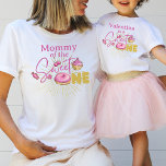 Pink Sweet One Girl's 1. Geburtstagsmommy Matching T-Shirt<br><div class="desc">Sweet One Desserts Thema mädchenhaft farbenfroh 1. Geburtstag,  mit Süßigkeiten,  mit handgezeichnet Elementen in Pastellrosa,  und Imitate goldfarben mit Imitaten goldenen Glitzer Elemente.</div>