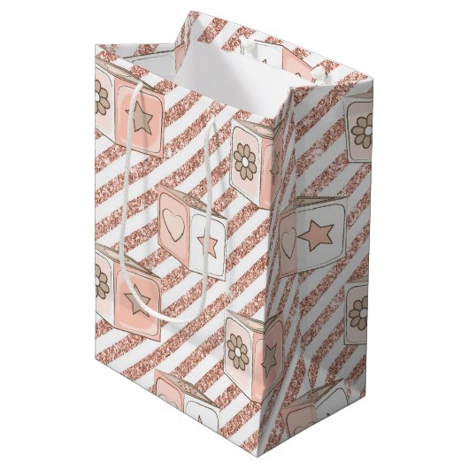 PINK & TAN GLITZER SEHEN BABY BLOCKS MITTLERE GESCHENKTÜTE (Vorderseite Schrägansicht)