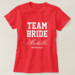 Pink Team Bride Brautparty Fußball Jersey Shirt<br><div class="desc">Pink Team Bride Brautparty Fußball Jersey Shirt. Maßgeschneiderte T-Shirts mit sportlichen Streifen und personalisiertem Text. Vergnügungskleidung für Crew,  Junggeselinnen-Abschied usw. Machen Sie sich ein für Braut und Braut. Trauzeugin,  Cousin,  Schwesterin,  Freundinnen etc. Erhältlich in verschiedenen Farben. Niedliche Outfits für Mädchen Nachtausflug,  Damenreise Wochenende,  Brautparty Spiele,  Verlobung etc.</div>