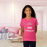 Pink tiara name Geburtshaus T-Shirt<br><div class="desc">Ein T - Shirt für das Geburtstagsmädchen. Mit einem Imitat silber und rosa Tiara dekoriert. Personalisieren und einen Namen hinzufügen. Text: Geburtsmädchen. Weißer Text.</div>