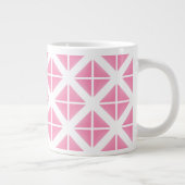 Pink Trendy Triangle Pattern Jumbo-Tasse (Rechts)