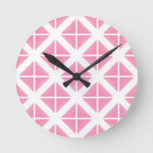 Pink Trendy Triangle Pattern Runde Wanduhr (Vorderseite)