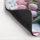 Pink Tulip Bouquet und Robin Auf einer schneebedec Mousepad (Ecke)
