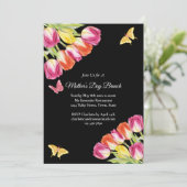 Pink Tulips & Butterfly Muttertag Brunch Schwarz Einladung (Stehend Vorderseite)