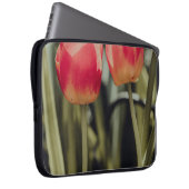 PINK TULIPS IN BLOOM LAPTOPSCHUTZHÜLLE (Vorne Rechts)