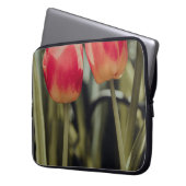 PINK TULIPS IN BLOOM LAPTOPSCHUTZHÜLLE (Vorderseite Links)