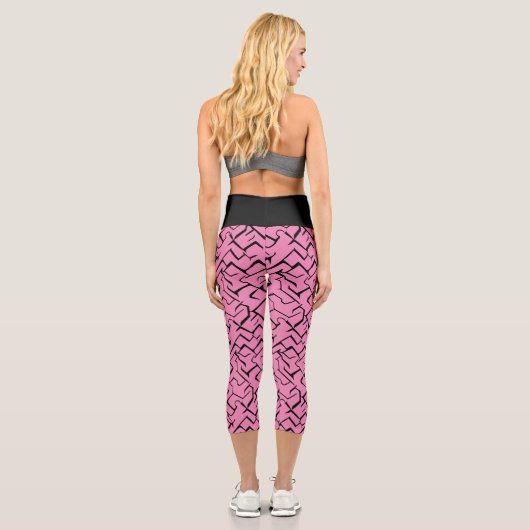 Pink und Black Meander Muster | Modernes Maze Capri Leggings (Rückseite)