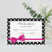 Pink und Black Polka Dot Bow UAWG RSVP Karte (Stehend Vorderseite)