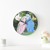Pink und Blue Budgerigar und White Angel Trumps Große Wanduhr (Zuhause)
