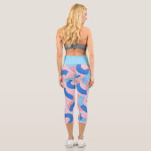 Pink und Blue Doodle Muster Capri Leggings (Rückseite)