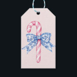 Pink und Blue Grandmillennial Christmas Puppy Geschenkanhänger<br><div class="desc">Dieses Weihnachtsschild hat ein präliges,  altes,  altmodisches Design mit einem Zuckerrohr und einem blauen Bogen. Der Rücken hat ein koordinierendes dunkelblaues Damast-Muster mit einem fröhlichen Weihnachtsgrüßen. Der Text enthält auch "To" und "From".</div>