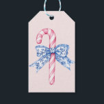 Pink und Blue Grandmillennial Christmas Puppy Geschenkanhänger<br><div class="desc">Dieses Weihnachtsschild hat ein präliges,  altes,  altmodisches Design mit einem Zuckerrohr und einem blauen Bogen. Der Rücken hat ein koordinierendes dunkelblaues Damast-Muster mit einem fröhlichen Weihnachtsgrüßen. Der Text enthält auch "To" und "From".</div>