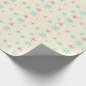 Pink und Blue Snowflake Muster Weihnachten Winter Geschenkpapier (Ecke)
