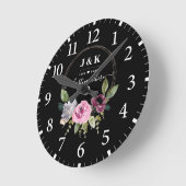 Pink und Burgundy Blush Custom Monogram Runde Wanduhr (Winkel)