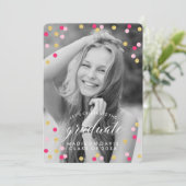 Pink und Gold Confetti Chalkboard Foto Abschluss Einladung (Stehend Vorderseite)