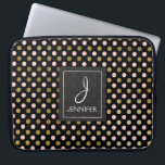Pink und Gold Foil Polka Dot Muster Monogram Laptopschutzhülle<br><div class="desc">Rosa,  Schwarz und Imitate Gold Foil Polka Dot Muster Elegant Monogram Case. Dieser Fall kann so angepasst werden,  dass er Ihren ursprünglichen und vollständigen Namen enthält.</div>