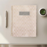 Pink und Gold Geometric Musterplaner Planer<br><div class="desc">Individuell gestaltetes Planerheft mit rosa und goldfarbenem Zickzack-geometrischem Muster.</div>