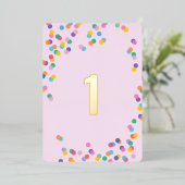 Pink und Gold Girl's First Birthday Confetti Folieneinladung (Stehend vorne)