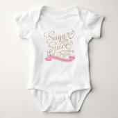 Pink und Gold Script Zucker und Spice Baby Bodysui Baby Strampler (Vorderseite)