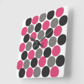Pink und Gray Polika Dot Quadratische Wanduhr (Winkel)