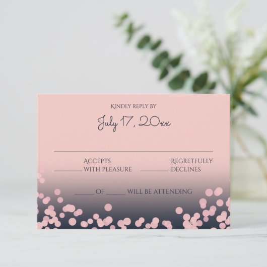 Pink und Navy Blue Bokeh Hochzeitsreaktion RSVP Karte (Stehend Vorderseite)