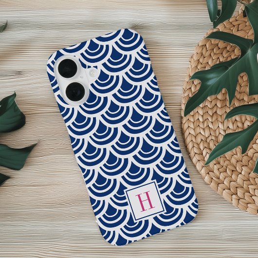 Pink und Navy-Fishscale-Schnittmuster iPhone 16 Hülle