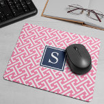 Pink und Navy Preppy Muster Monogram Mousepad<br><div class="desc">Fügen Sie Ihrem Schreibtisch eine personalisierte Touch mit unserem schicken mit Monogramm Mousepad hinzu. Das Design zeichnet sich durch ein modernes geometrisches, griechisch inspiriertes Muster in hellcremefarbenem Rosa und Weiß aus. Das erste Monogramm Ihres Single wird auf einem viereckigen Abzeichen in Marineblau angezeigt. Wenn nicht monogrammatisch, löschen Sie einfach die...</div>