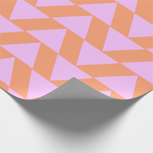 Pink und Orange Modern Geometric Triangle Pattern Geschenkpapier (Ecke)