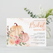 Pink und Peach Pumpkin Floral Fall Brautparty Einladung (Stehend Vorderseite)