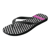 Pink und Schwarz-Polka-Punktmuster mit Monogramm Badesandalen (Schrägansicht)