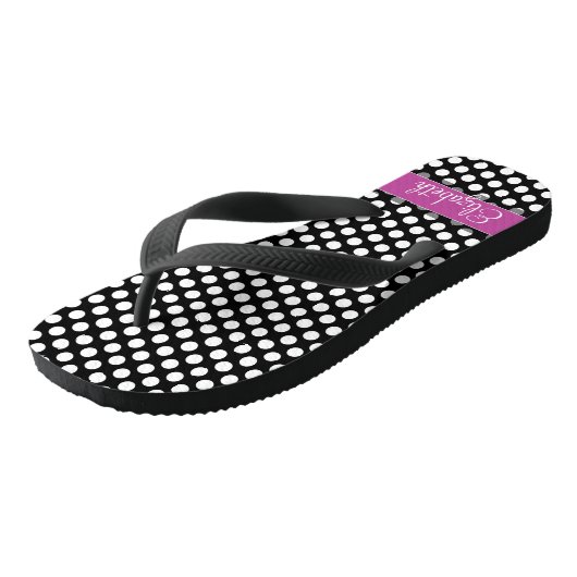 Pink und Schwarz-Polka-Punktmuster mit Monogramm Badesandalen (Schrägansicht)