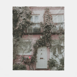 PINK UND WEISS GEMALTETES HAUS MIT PFLANZE A FLEECEDECKE