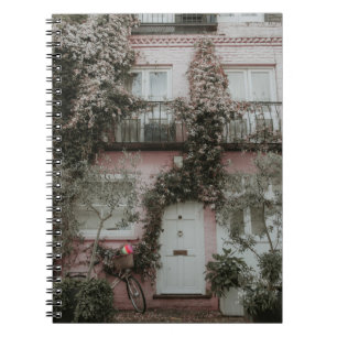 PINK UND WEISS GEMALTETES HAUS MIT PFLANZE A NOTIZBLOCK