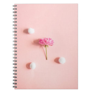 PINK UND WEISSE BLUME AUF DER FLÄCHE MIT PINK NOTIZBLOCK