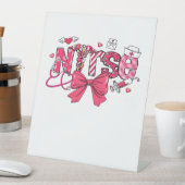 Pink Valentine Nurse, Valentine Coquette Bow Overs Sockelschild (In Situ)