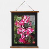 Pink Variegierte Cyclamen mit schwarzer Grenze Wandteppich Mit Holzrahmen (Vorderseite)