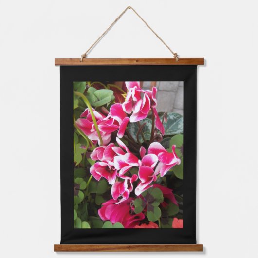 Pink Variegierte Cyclamen mit schwarzer Grenze Wandteppich Mit Holzrahmen (Vorderseite)