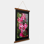 Pink Variegierte Cyclamen mit schwarzer Grenze Wandteppich Mit Holzrahmen (Gewinkelt)