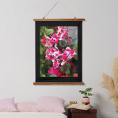 Pink Variegierte Cyclamen mit schwarzer Grenze Wandteppich Mit Holzrahmen (Schlafzimmer)
